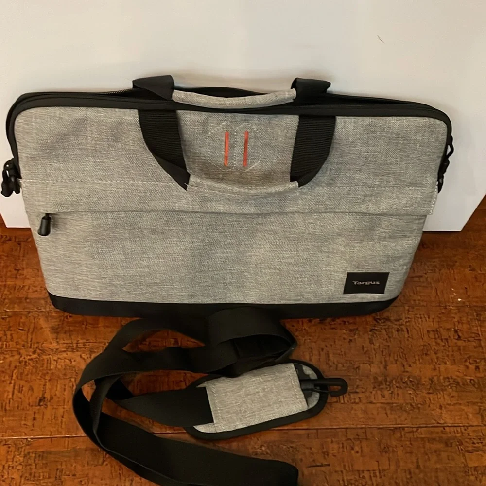 NWOT STRATA 15.6 laptop padded case with removable adjustable strap